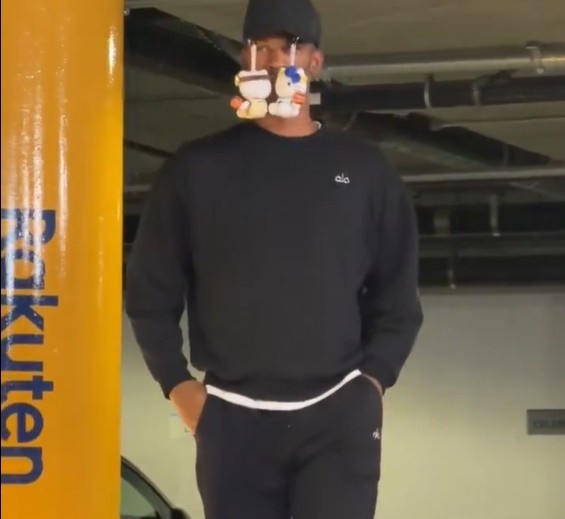 星空体育app-别人看不懂的时尚！巴特勒到场整活儿 帽子上挂了两个玩偶？