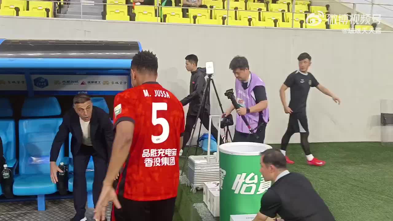 星空体育app官方网站-故人相见！茹萨赛前特意找罗斯拥抱，两人曾在海港共事